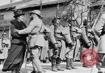 Standbild französischen Frauen geehrt in Ersten Weltkrieg Frankreich, 1918, aus Sekunde 60 historischem Filmmaterial Videoclip 65675042487