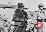 Standbild französischen Frauen geehrt in Ersten Weltkrieg Frankreich, 1918, aus Sekunde 61 historischem Filmmaterial Videoclip 65675042487