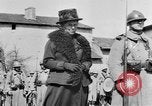 Standbild französischen Frauen geehrt in Ersten Weltkrieg Frankreich, 1918, aus Sekunde 62 historischem Filmmaterial Videoclip 65675042487