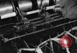 Standbild lace machen Textilfabrik Webstühle bei der Arbeit United States USA, 1917, aus Sekunde 22 historischem Filmmaterial Videoclip 65675042502