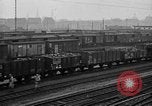 Standbild französische Soldaten am Bahnhof Ruhr, 1923, aus Sekunde 28 historischem Filmmaterial Videoclip 65675042503