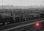 Standbild französische Soldaten am Bahnhof Ruhr, 1923, aus Sekunde 29 historischem Filmmaterial Videoclip 65675042503