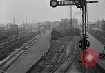 Standbild französische Soldaten am Bahnhof Ruhr, 1923, aus Sekunde 38 historischem Filmmaterial Videoclip 65675042503