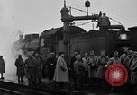 Standbild französische Soldaten am Bahnhof Ruhr, 1923, aus Sekunde 61 historischem Filmmaterial Videoclip 65675042503
