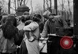 Standbild Franzosen verteilen Lebensmittelhilfe an Deutsche Ruhr, 1923, aus Sekunde 1 historischem Filmmaterial Videoclip 65675042504