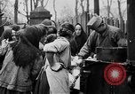 Standbild Franzosen verteilen Lebensmittelhilfe an Deutsche Ruhr, 1923, aus Sekunde 3 historischem Filmmaterial Videoclip 65675042504