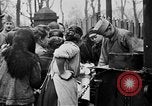 Standbild Franzosen verteilen Lebensmittelhilfe an Deutsche Ruhr, 1923, aus Sekunde 4 historischem Filmmaterial Videoclip 65675042504