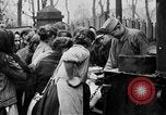Standbild Franzosen verteilen Lebensmittelhilfe an Deutsche Ruhr, 1923, aus Sekunde 5 historischem Filmmaterial Videoclip 65675042504