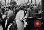 Standbild Franzosen verteilen Lebensmittelhilfe an Deutsche Ruhr, 1923, aus Sekunde 6 historischem Filmmaterial Videoclip 65675042504