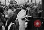 Standbild Franzosen verteilen Lebensmittelhilfe an Deutsche Ruhr, 1923, aus Sekunde 7 historischem Filmmaterial Videoclip 65675042504