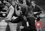 Standbild Franzosen verteilen Lebensmittelhilfe an Deutsche Ruhr, 1923, aus Sekunde 9 historischem Filmmaterial Videoclip 65675042504