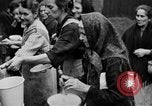 Standbild Franzosen verteilen Lebensmittelhilfe an Deutsche Ruhr, 1923, aus Sekunde 10 historischem Filmmaterial Videoclip 65675042504