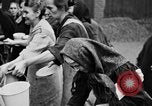 Standbild Franzosen verteilen Lebensmittelhilfe an Deutsche Ruhr, 1923, aus Sekunde 11 historischem Filmmaterial Videoclip 65675042504
