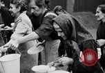 Standbild Franzosen verteilen Lebensmittelhilfe an Deutsche Ruhr, 1923, aus Sekunde 12 historischem Filmmaterial Videoclip 65675042504