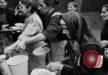 Standbild Franzosen verteilen Lebensmittelhilfe an Deutsche Ruhr, 1923, aus Sekunde 13 historischem Filmmaterial Videoclip 65675042504