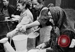 Standbild Franzosen verteilen Lebensmittelhilfe an Deutsche Ruhr, 1923, aus Sekunde 14 historischem Filmmaterial Videoclip 65675042504