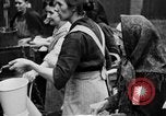 Standbild Franzosen verteilen Lebensmittelhilfe an Deutsche Ruhr, 1923, aus Sekunde 15 historischem Filmmaterial Videoclip 65675042504
