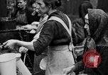 Standbild Franzosen verteilen Lebensmittelhilfe an Deutsche Ruhr, 1923, aus Sekunde 16 historischem Filmmaterial Videoclip 65675042504