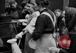Standbild Franzosen verteilen Lebensmittelhilfe an Deutsche Ruhr, 1923, aus Sekunde 17 historischem Filmmaterial Videoclip 65675042504