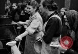 Standbild Franzosen verteilen Lebensmittelhilfe an Deutsche Ruhr, 1923, aus Sekunde 18 historischem Filmmaterial Videoclip 65675042504