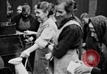 Standbild Franzosen verteilen Lebensmittelhilfe an Deutsche Ruhr, 1923, aus Sekunde 19 historischem Filmmaterial Videoclip 65675042504