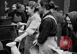 Standbild Franzosen verteilen Lebensmittelhilfe an Deutsche Ruhr, 1923, aus Sekunde 20 historischem Filmmaterial Videoclip 65675042504
