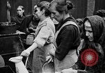 Standbild Franzosen verteilen Lebensmittelhilfe an Deutsche Ruhr, 1923, aus Sekunde 21 historischem Filmmaterial Videoclip 65675042504