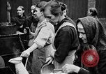 Standbild Franzosen verteilen Lebensmittelhilfe an Deutsche Ruhr, 1923, aus Sekunde 22 historischem Filmmaterial Videoclip 65675042504