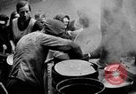 Standbild Franzosen verteilen Lebensmittelhilfe an Deutsche Ruhr, 1923, aus Sekunde 23 historischem Filmmaterial Videoclip 65675042504