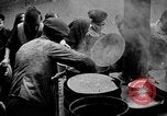 Standbild Franzosen verteilen Lebensmittelhilfe an Deutsche Ruhr, 1923, aus Sekunde 24 historischem Filmmaterial Videoclip 65675042504