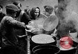Standbild Franzosen verteilen Lebensmittelhilfe an Deutsche Ruhr, 1923, aus Sekunde 25 historischem Filmmaterial Videoclip 65675042504
