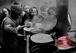 Standbild Franzosen verteilen Lebensmittelhilfe an Deutsche Ruhr, 1923, aus Sekunde 27 historischem Filmmaterial Videoclip 65675042504