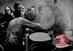 Standbild Franzosen verteilen Lebensmittelhilfe an Deutsche Ruhr, 1923, aus Sekunde 28 historischem Filmmaterial Videoclip 65675042504