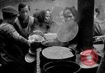 Standbild Franzosen verteilen Lebensmittelhilfe an Deutsche Ruhr, 1923, aus Sekunde 30 historischem Filmmaterial Videoclip 65675042504