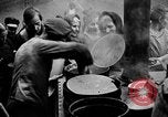 Standbild Franzosen verteilen Lebensmittelhilfe an Deutsche Ruhr, 1923, aus Sekunde 31 historischem Filmmaterial Videoclip 65675042504