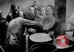 Standbild Franzosen verteilen Lebensmittelhilfe an Deutsche Ruhr, 1923, aus Sekunde 32 historischem Filmmaterial Videoclip 65675042504
