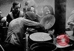 Standbild Franzosen verteilen Lebensmittelhilfe an Deutsche Ruhr, 1923, aus Sekunde 33 historischem Filmmaterial Videoclip 65675042504