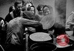 Standbild Franzosen verteilen Lebensmittelhilfe an Deutsche Ruhr, 1923, aus Sekunde 34 historischem Filmmaterial Videoclip 65675042504
