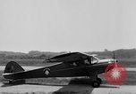 Standbild Taylorcraft Flugzeuge landen und starten Alexandria Virginia United States USA, 1953, aus Sekunde 4 historischem Filmmaterial Videoclip 65675042539