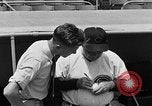 Standbild Cincinatti Reds Baseball Spieler Cincinnati Ohio USA, 1953, aus Sekunde 60 historischem Filmmaterial Videoclip 65675042547