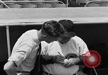 Standbild Cincinatti Reds Baseball Spieler Cincinnati Ohio USA, 1953, aus Sekunde 61 historischem Filmmaterial Videoclip 65675042547