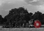 Standbild United States Army Field Artillery waffenmannschaft Afrikanisch Mantes de Gassicourt Frankreich, 1944, aus Sekunde 4 historischem Filmmaterial Videoclip 65675042597