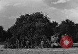 Standbild United States Army Field Artillery waffenmannschaft Afrikanisch Mantes de Gassicourt Frankreich, 1944, aus Sekunde 6 historischem Filmmaterial Videoclip 65675042597