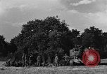 Standbild United States Army Field Artillery waffenmannschaft Afrikanisch Mantes de Gassicourt Frankreich, 1944, aus Sekunde 7 historischem Filmmaterial Videoclip 65675042597