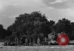 Standbild United States Army Field Artillery waffenmannschaft Afrikanisch Mantes de Gassicourt Frankreich, 1944, aus Sekunde 9 historischem Filmmaterial Videoclip 65675042597