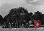 Standbild United States Army Field Artillery waffenmannschaft Afrikanisch Mantes de Gassicourt Frankreich, 1944, aus Sekunde 10 historischem Filmmaterial Videoclip 65675042597