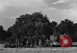 Standbild United States Army Field Artillery waffenmannschaft Afrikanisch Mantes de Gassicourt Frankreich, 1944, aus Sekunde 11 historischem Filmmaterial Videoclip 65675042597