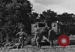 Standbild United States Army Field Artillery waffenmannschaft Afrikanisch Mantes de Gassicourt Frankreich, 1944, aus Sekunde 12 historischem Filmmaterial Videoclip 65675042597