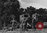 Standbild United States Army Field Artillery waffenmannschaft Afrikanisch Mantes de Gassicourt Frankreich, 1944, aus Sekunde 13 historischem Filmmaterial Videoclip 65675042597
