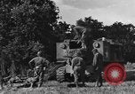 Standbild United States Army Field Artillery waffenmannschaft Afrikanisch Mantes de Gassicourt Frankreich, 1944, aus Sekunde 15 historischem Filmmaterial Videoclip 65675042597